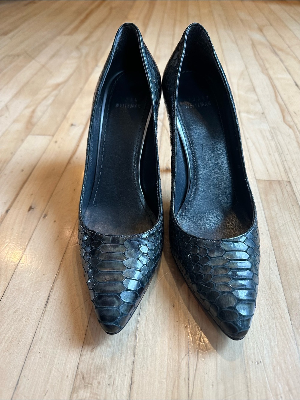 Stuart Weitzman Dark Green Glossy Reptile- Embossed Leather Pointed Toe Heels - Picture 3 of 6